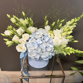 Aranjament "Newborn Baby Boy" cu hortensie și lisianthus